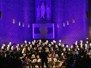 Der Chor des Liedervereins brachte gemeinsam mit den Musikern das Kyrie zu Gehör. Bei der Lichtschau war die Kirche passend zu den Musikstücken in unterschiedlichen Farben beleuchtet. Foto: Hansotto Neubauer