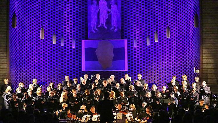 Der Chor des Liedervereins brachte gemeinsam mit den Musikern das Kyrie zu Gehör. Bei der Lichtschau war die Kirche passend zu den Musikstücken in unterschiedlichen Farben beleuchtet. Foto: Hansotto Neubauer