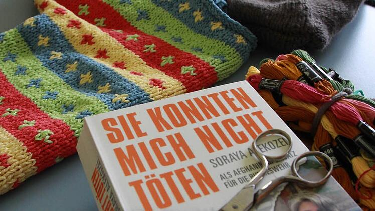 Wie viele Maschen schon durch die Finger der Damen gegangen sind? Keiner von ihnen zählt mit, auch nicht die Stunden, die sie in die Stücke stecken, die sie nach Afghanistan spenden. Foto: Carmen Schmitt