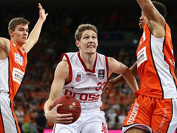 Patrick Heckmann (mit Ball) zog immer wieder erfolgreich zum Korb und war bei einer 100prozentigen Trefferquote aus dem Feld mit 18 Punkten bester Werfer seiner Mannschaft. Hier setzt er sich gegen Augustine Rubit (r.) und Joschka Ferner durch. Fotos: Florian Achberger