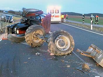 Umgeworfen und die Vorderachse abgerissen: Der Traktor und im Hintergrund der Mercedes-Kleintransporter. Foto: Ferdinand Merzbach