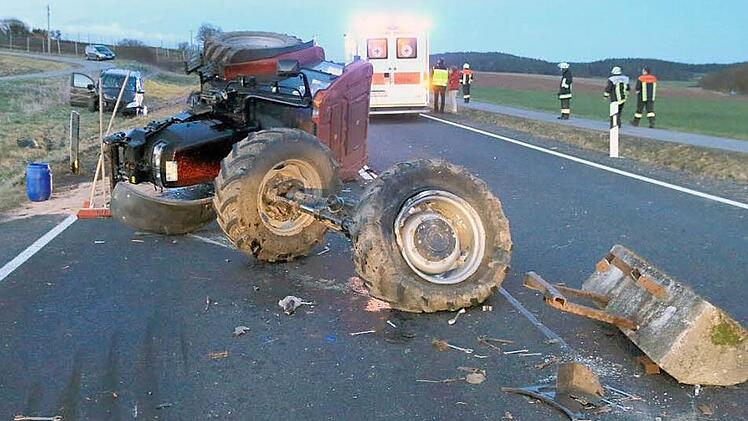 Umgeworfen und die Vorderachse abgerissen: Der Traktor und im Hintergrund der Mercedes-Kleintransporter. Foto: Ferdinand Merzbach