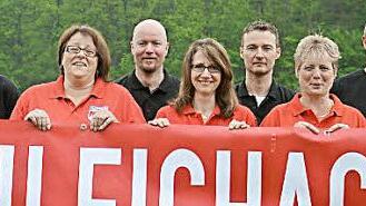 Seit 20 Jahren besteht der FC-Bayern-Fanclub Schleichach. Unser Bild zeigt die begeisterten Fans (von links): Florian Berger, Gerhard Meisel, Kerstin Eigl, Thomas Keller, Manuela Bayer, Holger Bayer, Silvia Meisel, Andreas Dietz und Fred Weigmann. Es fehlen: Karl-Heinz Rottmann und Stefan Reg. Foto: Sabine Weinbeer