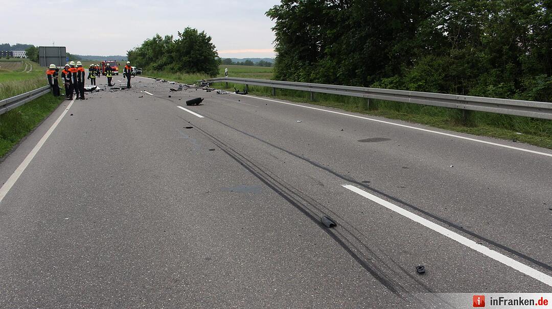 Fahrzeuge kollidieren auf Staatsstrasse
