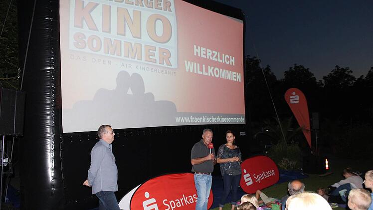 Kurze Begr&uuml;&szlig;ung durch Oberb&uuml;rgermeister Frank Rebhan (Mitte), Radio-Eins-Moderatorin Julia Bach und Sparkassenvorstand Lohmann Foto: Manja von Nida