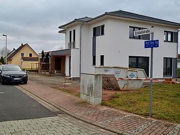 Dieser Neubau entsteht derzeit im Wohngebiet am Burkardrother Kirchberg. Lange Zeit lag das Eckgrundstück von der Cristall- zur und Von-Fechenbach-Straße brach. Ringsum finden sich noch einige unbebaute Grundstücke.  Foto: Kathrin Kupka-Hahn