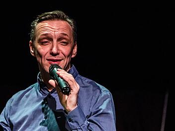 Dirk Mestmacher beim musikalisch-literarischen Abend in der Coburger ReithalleFoto: Jochen Berger