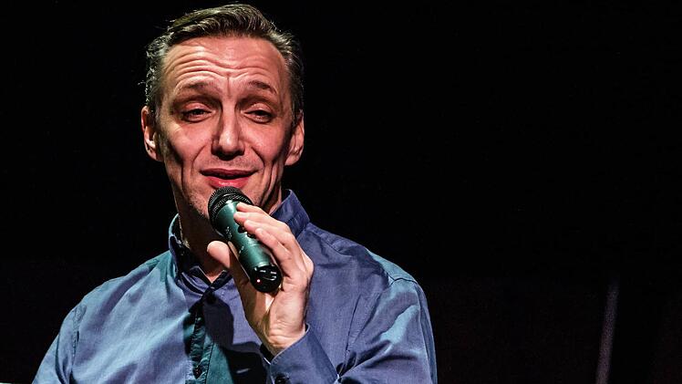 Dirk Mestmacher beim musikalisch-literarischen Abend in der Coburger ReithalleFoto: Jochen Berger