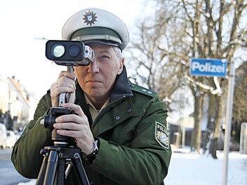 Seit 20 Jahren bedient Helmut Peschel die Laserpistole. Dabei visiert er immer das Nummernschild an.  Fotos: Sarah Stieranka