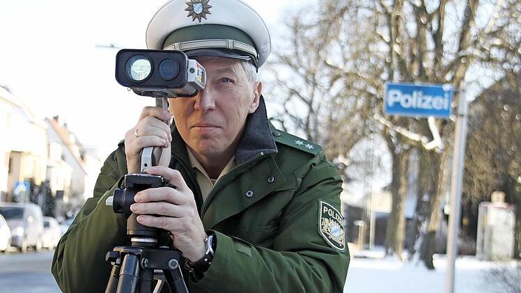 Seit 20 Jahren bedient Helmut Peschel die Laserpistole. Dabei visiert er immer das Nummernschild an.  Fotos: Sarah Stieranka