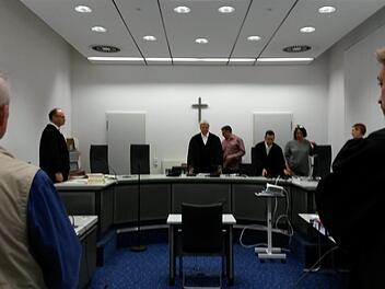 Die Zweite Strafkammer betritt den Sitzungssaal im Bamberger Landgericht. Foto: jb