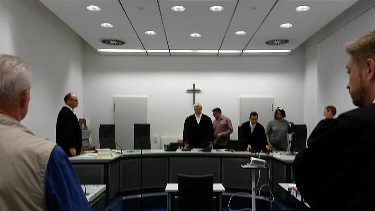 Die Zweite Strafkammer betritt den Sitzungssaal im Bamberger Landgericht. Foto: jb