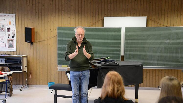 Der Komponist Klaus Ospald im Herder-Gymnasium. Foto: Franka Struve