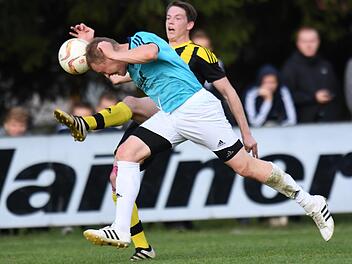 Im Totopokal kämpften die Aufsteiger Heroldsbach (blau Andreas Brandmeier) und SC Adelsdorf ums Weiterkommen. In der Liga geht es heuer für den Kreis- und den Bezirksligisten um den Klassenerhalt.  Foto: Zink