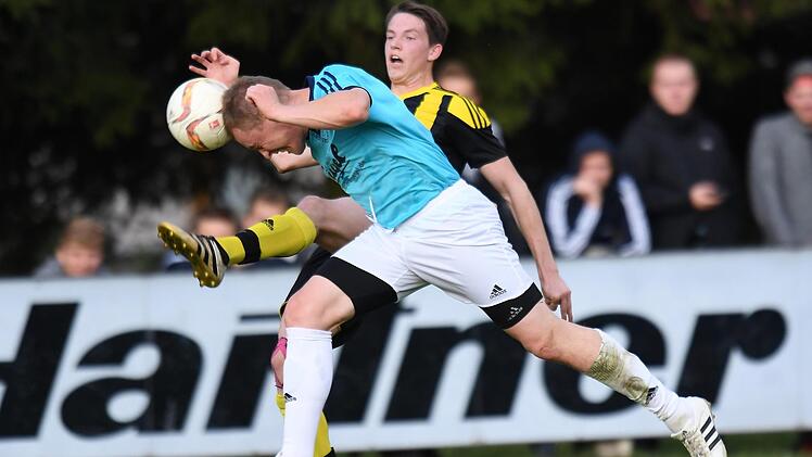 Im Totopokal kämpften die Aufsteiger Heroldsbach (blau Andreas Brandmeier) und SC Adelsdorf ums Weiterkommen. In der Liga geht es heuer für den Kreis- und den Bezirksligisten um den Klassenerhalt.  Foto: Zink