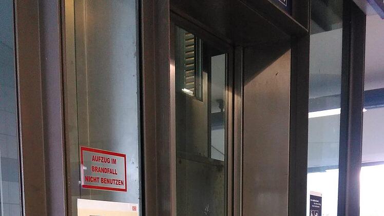 Der selbe Hinweis findet sich auch unten im Gleistunnel. Jann Weckel