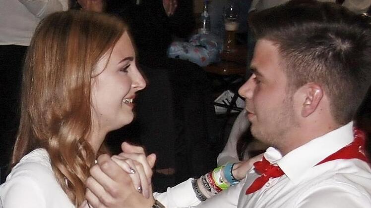 Bei Sofie und Sebastian klingelte der Wecker - und schon war ein Walzer fällig.