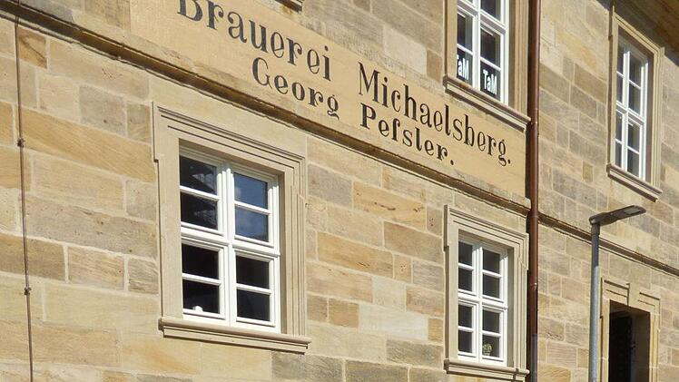 Nina Schipkowski nimmt einen kräftigen Schluck. Als Kuratorin des Fränkischen Brauereimuseums kennt sie sich bestens mit der Geschichte der Brauerei aus. Foto: Mike Durlacher