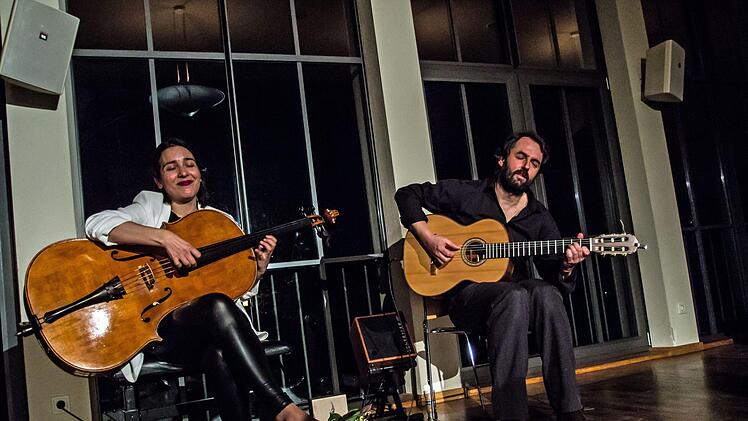 Das Duo Zaruk mit Iris Azquinezer und Rainer Seiferth begeisterte zahlreiche Zuhörer im Coburger Haus Contakt.Foto: Jochen Berger