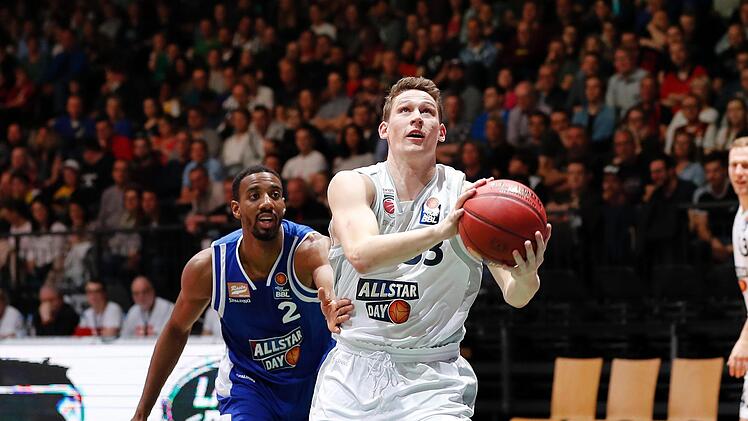 Patrick Heckmann ist am Oldenburger  Will Cummings vorbei und erzielt zwei Punkte.