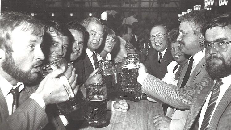 Lokalprominenz im Bierzelt - von links: Jürgen Albertz, Bernd Titus, Jürgen Kohlberger,  Lorenz Niegel, Elisabeth von Schledorn, Hans Wich, unbekannte Tischdame, Dieter Heckel und Hermann Hambach. Foto: Archiv Bayerische Rundschau