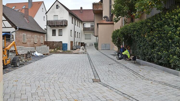 Endlich geschafft: Der Fußweg von der Schütt zum Türmersturm in der Hauptstraße ist fast fertig gepflastert. In der kommenden Woche sollte diese wichtige Verbindung freigegeben werden können.