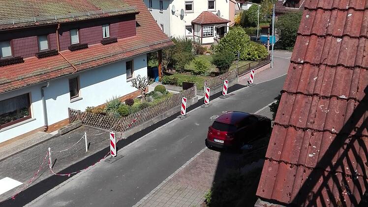 Die Kritik: Anstatt schadhafte Pflastersteine zu ersetzen, riss der Bauhof das Pflaster heraus und asphaltierte die Fläche. Foto: Eberhard Schelle