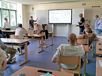 Lehrer der Hans-Schüller-Schule und Vertreter der verantwortlichen Firmen zeigten den Stadträten eines der Klassenzimmer mit "Board".Johannes Michel