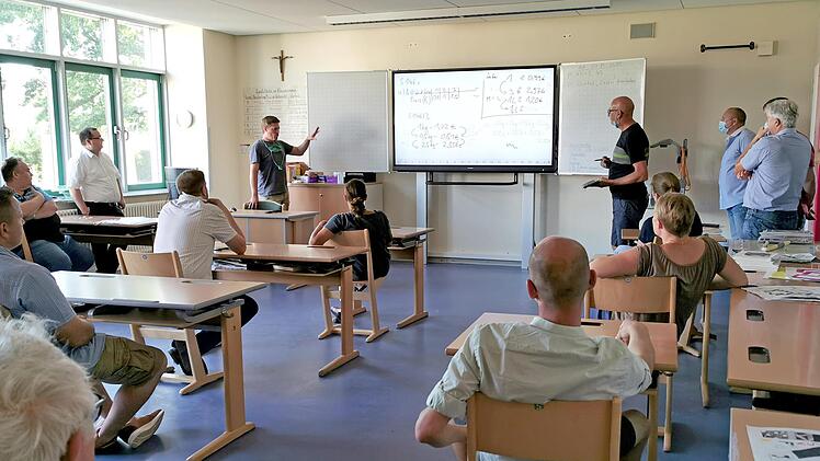 Lehrer der Hans-Schüller-Schule und Vertreter der verantwortlichen Firmen zeigten den Stadträten eines der Klassenzimmer mit "Board".Johannes Michel