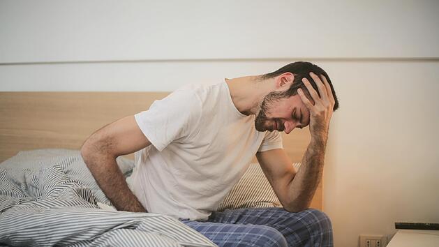 Starke Bauchschmerzen könnten ein Symptom einer Bauchfellentzündung sein.