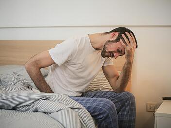 Starke Bauchschmerzen könnten ein Symptom einer Bauchfellentzündung sein.