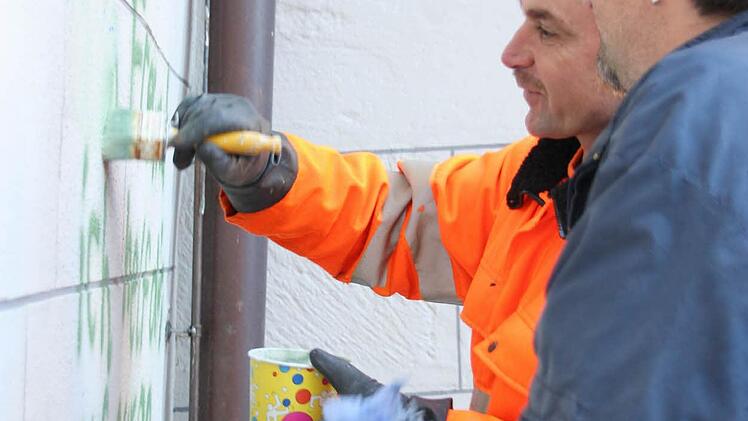 Dirk Laupenm&uuml;hler (im Vordergrund) und Peter Gr&auml;f bei der m&uuml;hevollen S&auml;uberungsarbeit.