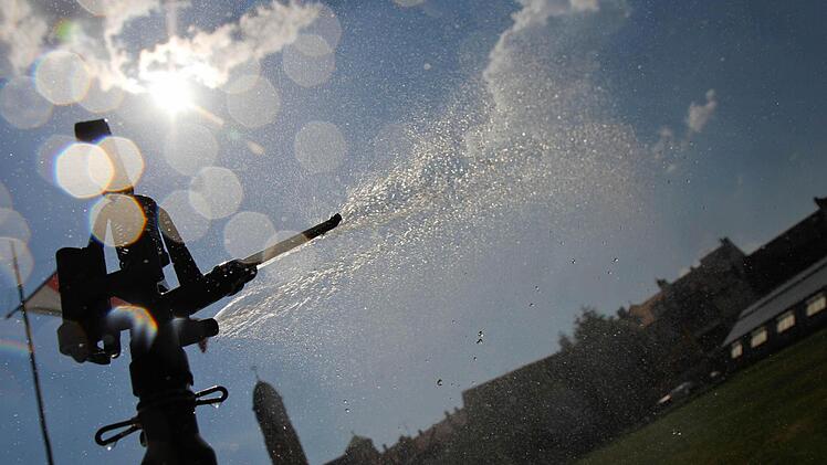 Zwei Wochen nach dem großen Dauerregen müssen die Gärtner-flächen an der Böhmerwiese schon bewässert werden.   Fotos: Michael Gründel