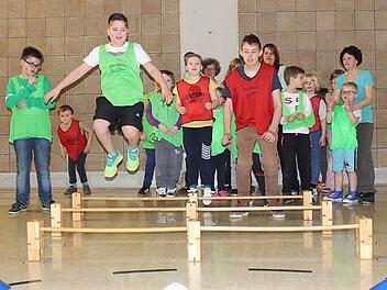 Tarkan (springend) und Felix (Siebter von rechts) durften bei der Turnstunde gleich ihre Sprungkraft unter Beweis stellen. Zusammen mit Marcel (links) und Joachim (nicht auf dem Bild) hatten die vier Jungs bei ihrem "Boys´ Day" in der Lebenshilfe Haßberge in Sylbach viel Spaß. Sie bekamen Einblicke in die Arbeit eines Sonderschullehrers, eines heilpädagogischen Förderlehrers oder eines Erziehers.  Foto: Ralf Naumann