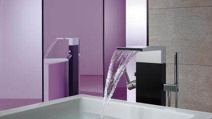 Frei stehende Armaturen können wahre Schmuckstücke sein. Dieses formal sehr außergewöhnliche Modell überzeugt aber auch mit funktionalen Features wie Schwallauslauf und Stabhandbrause.  Foto: Vereinigung Deutsche Sanitärwirtschaft (VDS) / Dornbracht