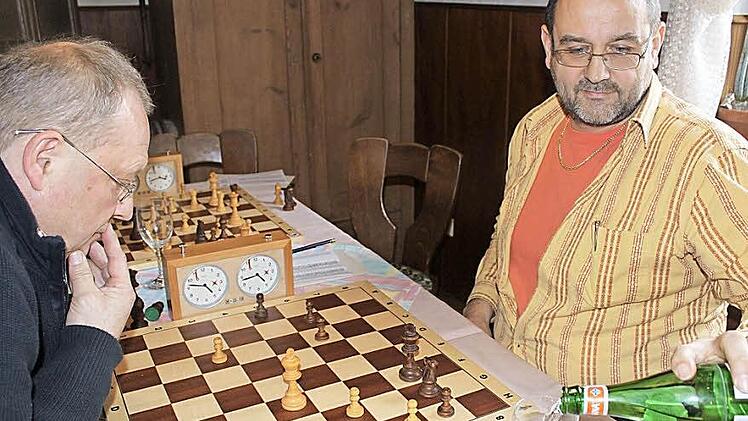 Alfons Schüpferling schenkt sich entspannt nach, während Kontrahent Manfred Backer vergebens brütet.  Foto: M. Häggberg
