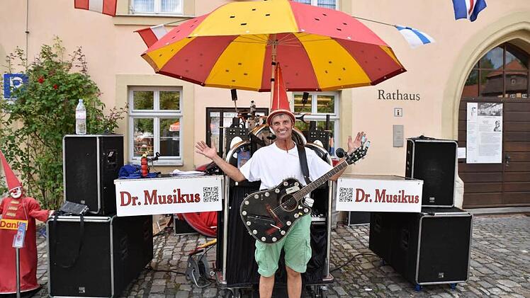 Auch der Einsatz seiner großen Lautsprecheranlage, mit der er das Publikum am Marktplatz musikalisch unterhielt, konnte Dr. Musikus nur wenig über die Enttäuschung hinweghelfen. Er wäre viel lieber noch einmal aufgetreten.