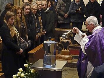 Renato Bialetti, Chef des traditionsreichen Kaffeemaschinen-Unternehmens, starb vergangene Woche im Alter von 93 Jahren. Seine Asche wurde in einer Espresso-Kanne "Moka" beigesetzt. Foto: Danilo Donadio/ap