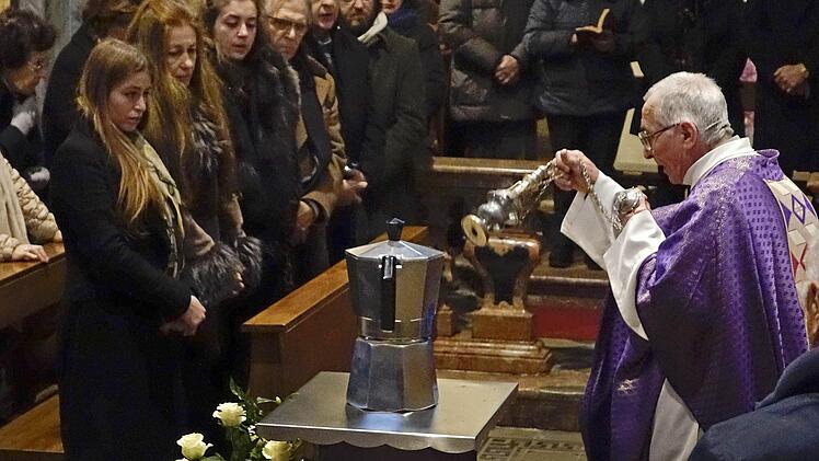 Renato Bialetti, Chef des traditionsreichen Kaffeemaschinen-Unternehmens, starb vergangene Woche im Alter von 93 Jahren. Seine Asche wurde in einer Espresso-Kanne "Moka" beigesetzt. Foto: Danilo Donadio/ap