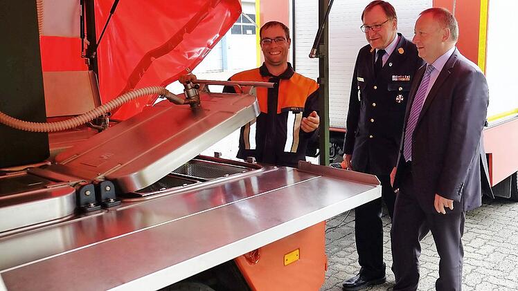 Die fahrbare Feldküche mit Kommandant Sebastian Metz aus Stangenroth, Kreisbrandrat Benno Metz und Landrat Thomas Bold.  Foto: Gerd Schaar