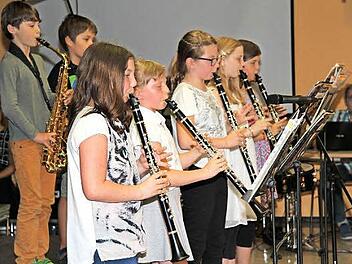 Die Bläserklasse begeisterte unter der Regie von Anneliese Kastner mit "Scarborough Fair" und "Supercalifragilisticexpialidocious" aus "Marry Poppins"