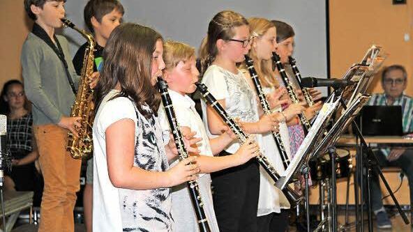 Die Bläserklasse begeisterte unter der Regie von Anneliese Kastner mit "Scarborough Fair" und "Supercalifragilisticexpialidocious" aus "Marry Poppins"