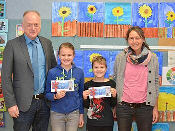Bürgermeister Helmut Blank (von links) mit Johanna Bauer, Fabio Bötsch und Christine Mühlfeld (Klassleiterin).  Foto: Björn Hein