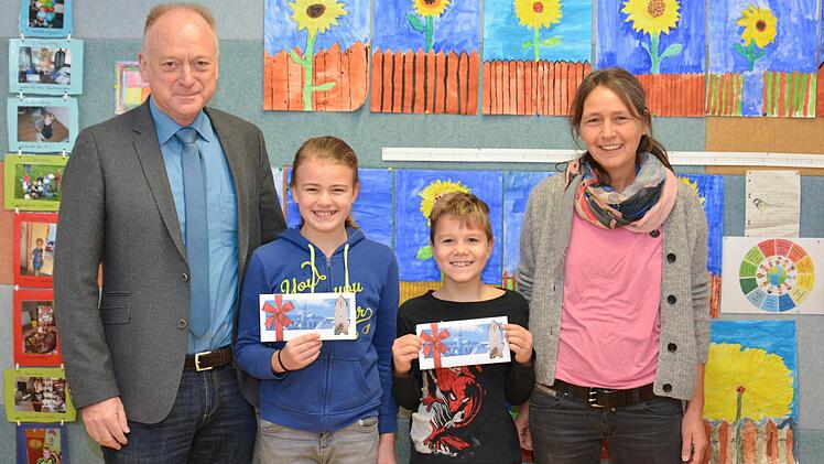 Bürgermeister Helmut Blank (von links) mit Johanna Bauer, Fabio Bötsch und Christine Mühlfeld (Klassleiterin).  Foto: Björn Hein