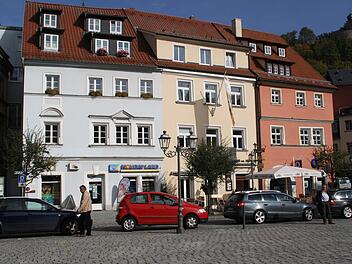 Das Anwesen Marktplatz 5 (hellblaues Haus, links) hat eine lange Geschichte. Foto: Erich Olbrich