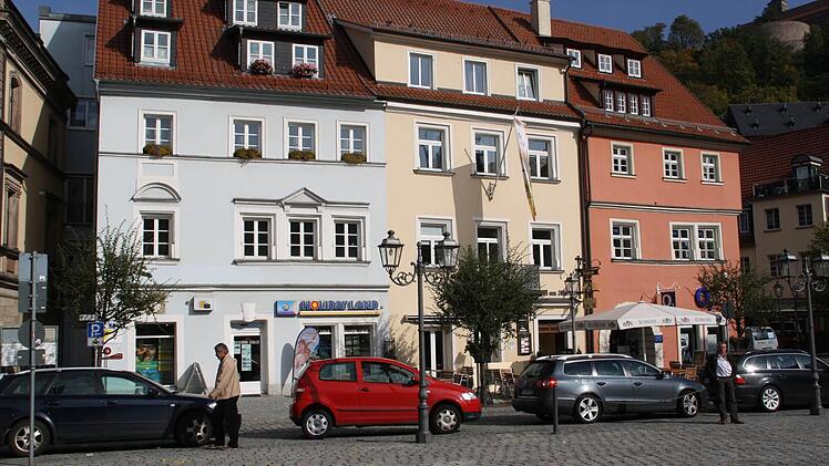 Das Anwesen Marktplatz 5 (hellblaues Haus, links) hat eine lange Geschichte. Foto: Erich Olbrich
