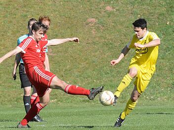 Einen dreckigen Sieg fuhr der FC Thulba ein, der mit Personalengpässen zu kämpfen hatte. In unserem Bild versucht Sömmersdorfs Fabian Korte, den Schuss von Thulbas Spielertrainer Victor Kleinhenz zu blocken.ssp