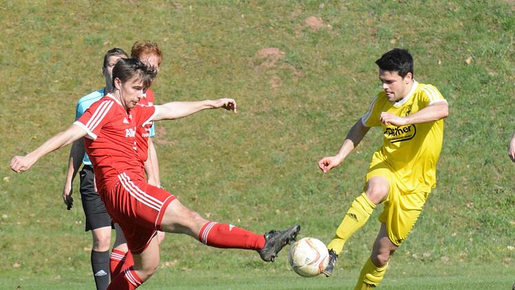 Einen dreckigen Sieg fuhr der FC Thulba ein, der mit Personalengpässen zu kämpfen hatte. In unserem Bild versucht Sömmersdorfs Fabian Korte, den Schuss von Thulbas Spielertrainer Victor Kleinhenz zu blocken.ssp