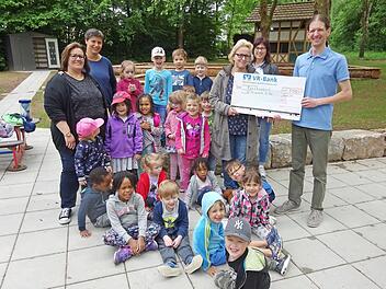 Dirigent Stefan Ammersbach (rechts) bei der Scheckübergabe. Mit der Vorsitzenden des Elternbeirats Natascha Hohmann (3. von rechts) und der Kindergartenleiterin Andrea Hippler (links) freuen sich die Kinder und ihre Betreuerinnen.  Foto: Gaby Kirchner