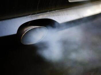 Dieselautos sind in der Diskussion. Aber kommt es beim Umweltschutz nicht vielmehr auf die Fahrweise an als auf den Brennstoff? Symbolfoto: Archiv/dpa